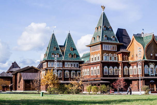 Wooden Palace of the Russian Tsar Alexei Mikhailovich Romanov in the autumn Sunny day in the Park of the Museum reserve Kolomenskoye - Foto, imagen