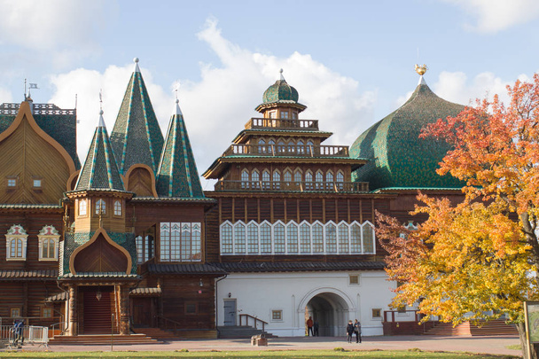 Wooden Palace of the Russian Tsar Alexei Mikhailovich Romanov in the autumn Sunny day in the Park of the Museum reserve Kolomenskoye - 写真・画像