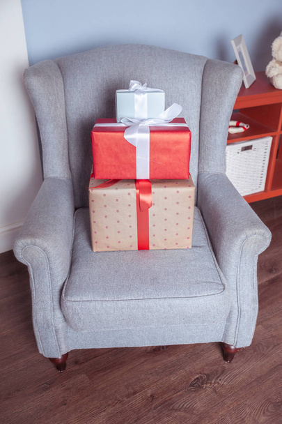 Krabice svázané stuhami jeden na jednu židli, dárky, presen - Fotografie, Obrázek