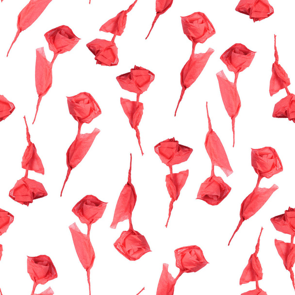Rosas rojas en un revoltijo hecho con servilletas de papel, aisladas sobre fondo blanco. Patrón sin costura
. - Foto, Imagen
