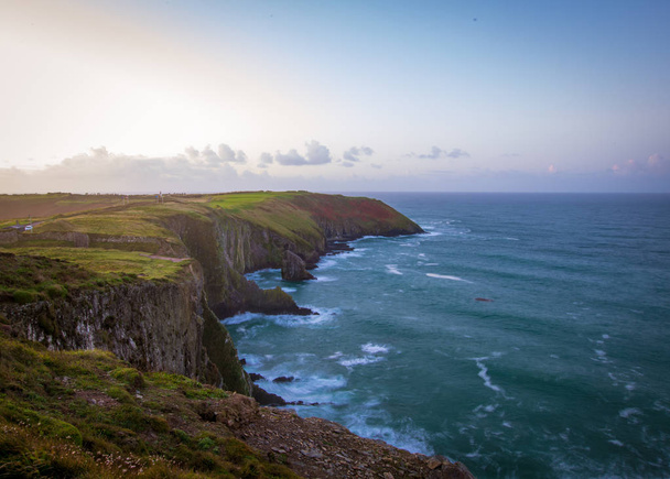 auringonnousu Irlannin rannikolla
 - Valokuva, kuva