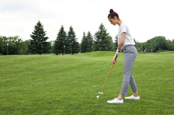 Woman playing golf on green course. Sport and leisure - Valokuva, kuva