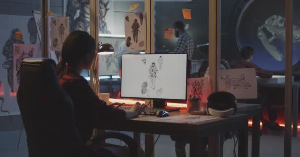 Mladá žena kreslení hry umění - Záběry, video