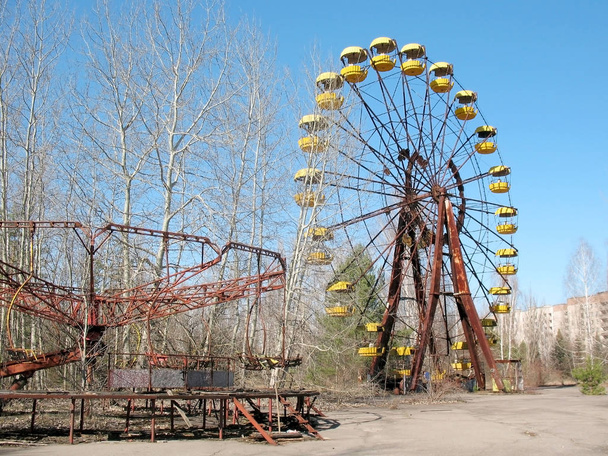 Roda gigante em um parque de diversões inacabado em Chernobyl
 - Foto, Imagem