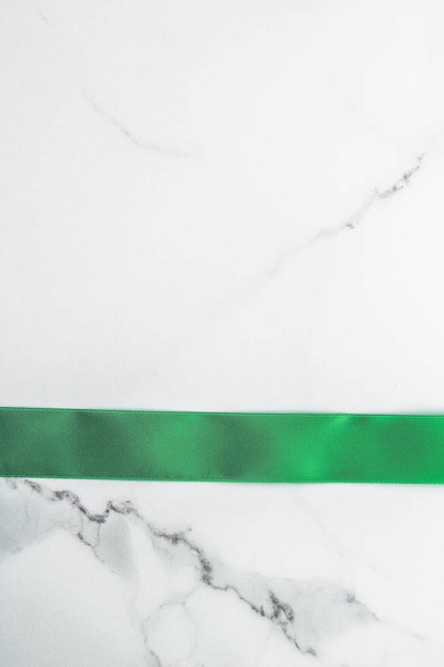 Zöld selyem szalag és íj márvány háttér, Szent Patrik nap  - Fotó, kép