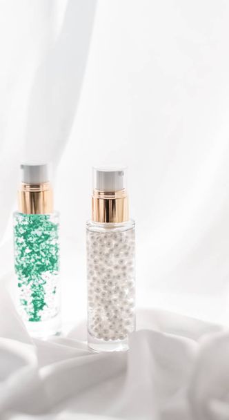 Sérum para el cuidado de la piel y frasco de gel de imprimación de maquillaje, lotio hidratante
 - Foto, Imagen