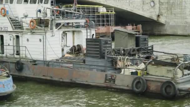 De oude Longboat is in de rivier de stad - Video