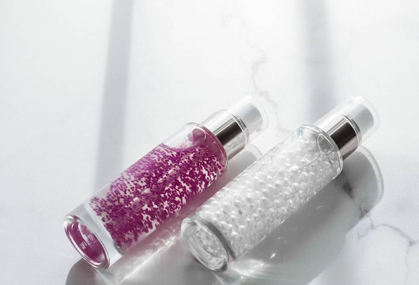 Huidverzorging serum en gel fles, hydraterende lotion en tillen  - Foto, afbeelding