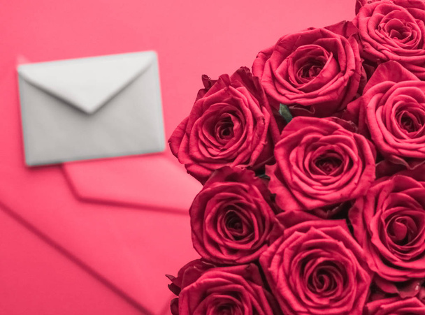 バレンタインデーの愛の手紙と花の配達、高級ブチュ - 写真・画像