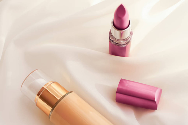 Béžová tonální krém láhev make-up tekutina základ a růžová  - Fotografie, Obrázek
