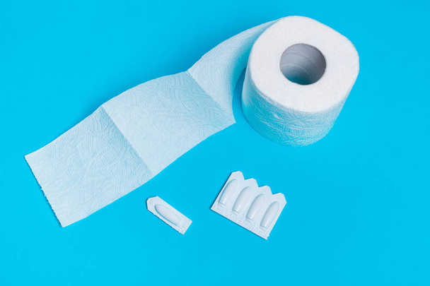 χαρτί τουαλέτας σε μπλε φόντο, για τη θεραπεία - Φωτογραφία, εικόνα