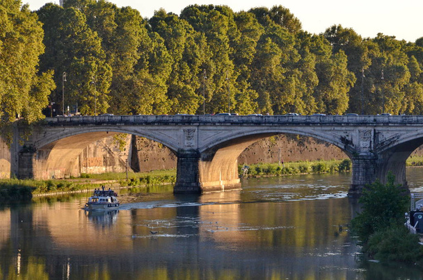Most na Tybrze, Rzym, Włochy. - Zdjęcie, obraz