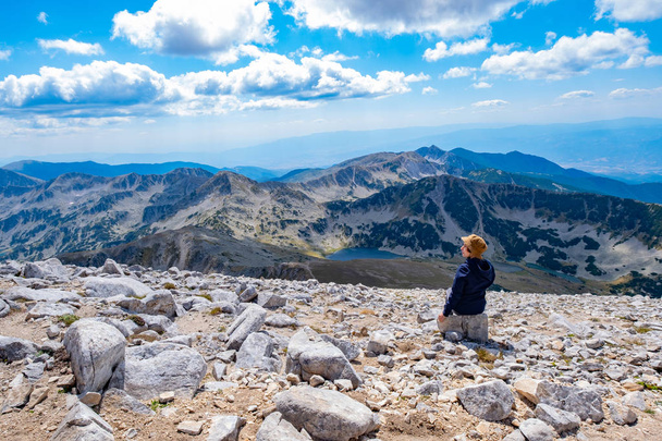 Jeune voyageuse dans les montagnes bulgares, randonnée sous le soleil
 - Photo, image