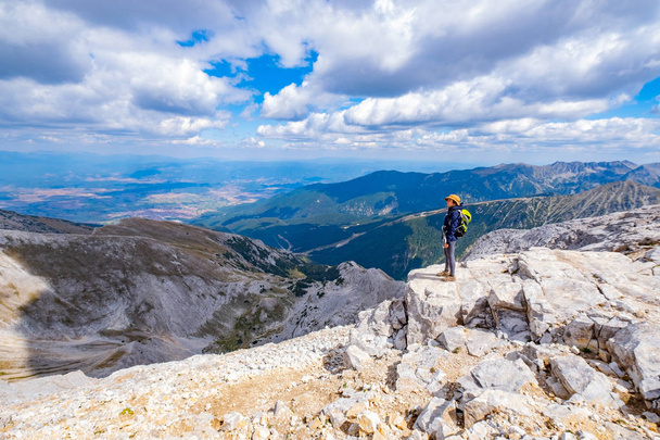 junge Reiserin in den bulgarischen Bergen beim Wandern am sonnigen Tag - Foto, Bild