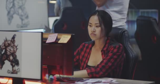 Desenvolvedor do sexo feminino trabalhando em jogo de vídeo
 - Filmagem, Vídeo