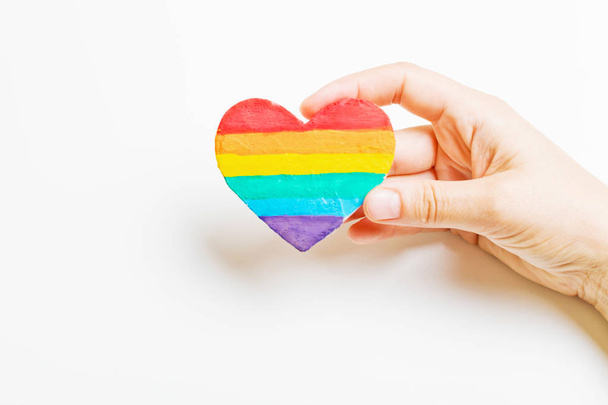 Símbolo LGBT Corazón en mano
. - Foto, imagen