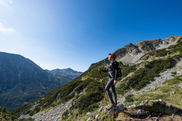 Young woman traveler in the bulgarian mountains , hiking in the sunny day - Foto, Imagem