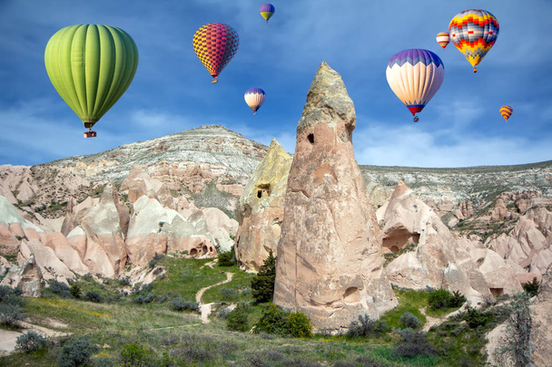 Гарячі повітряні кулі в небі над печерним містом Рожева долина, Каппадокія, Туреччина. - Фото, зображення