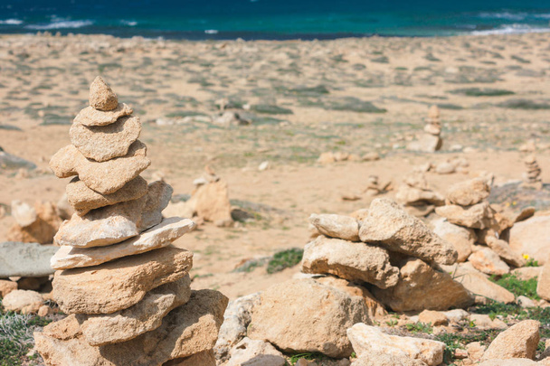 Equilibrio di grandi pietre sulla spiaggia, un tumulo
.  - Foto, immagini
