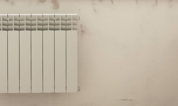 Белый радиатор на стене
. - Фото, изображение