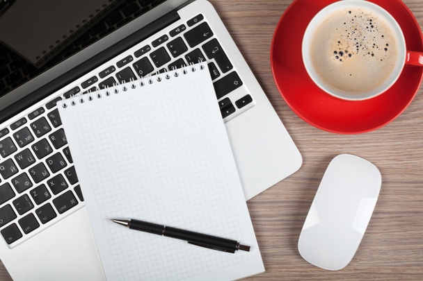 laptop ve kahve fincan üzerinde boş bir not defteri - Fotoğraf, Görsel