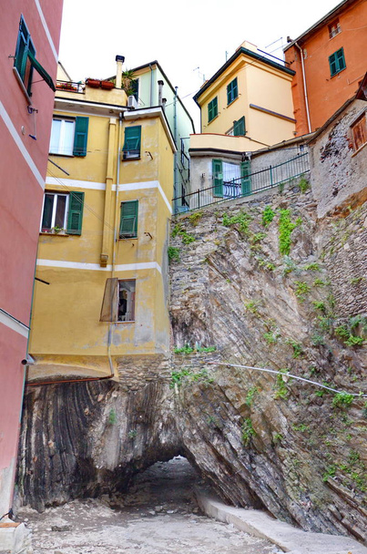 Γραφική άποψη του πολύχρωμου χωριού Vernazza, Cinque Terre, Ιταλία - Φωτογραφία, εικόνα