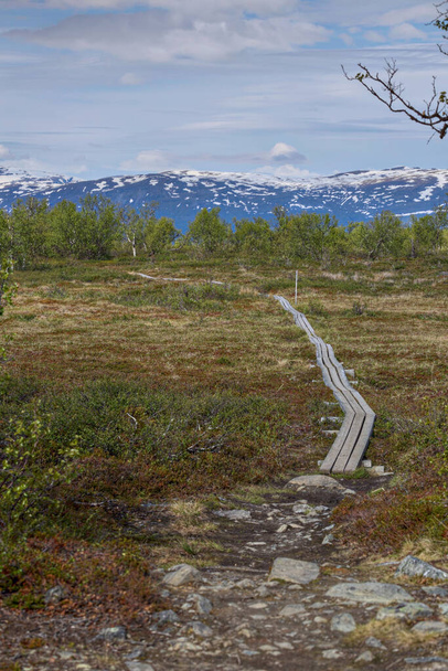Мир біля озера Нджакаджур на півночі Швеції. - Фото, зображення
