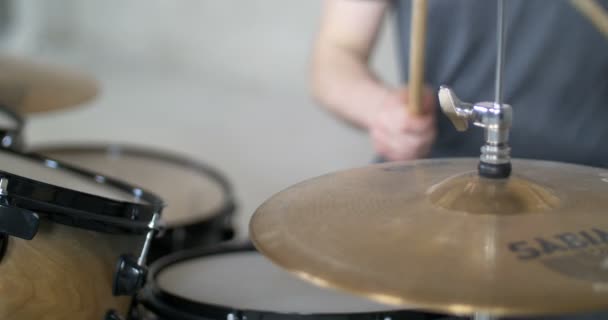 Чоловік грає на барабані з розмитими руками
 - Кадри, відео