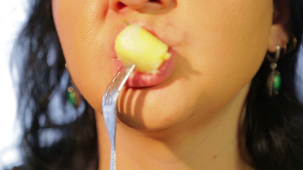 Donna su sfondo bianco mangia patate con una forchetta
. - Filmati, video