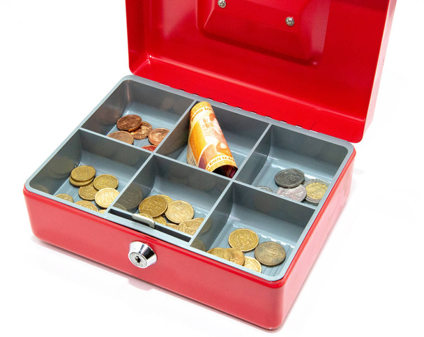 Une caisse rouge avec de l'argent sud-africain dedans
. - Photo, image