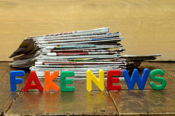 Concepto de noticias falsas con periódicos y cartas
 - Foto, imagen