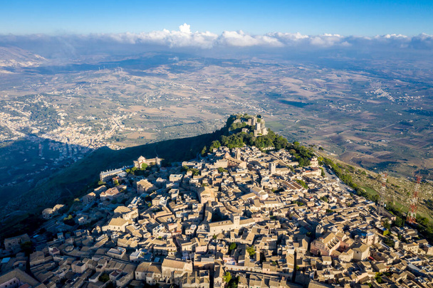 Widok z góry na miasto Erice w prowincji Trapani na Sycylii Włochy. - Zdjęcie, obraz