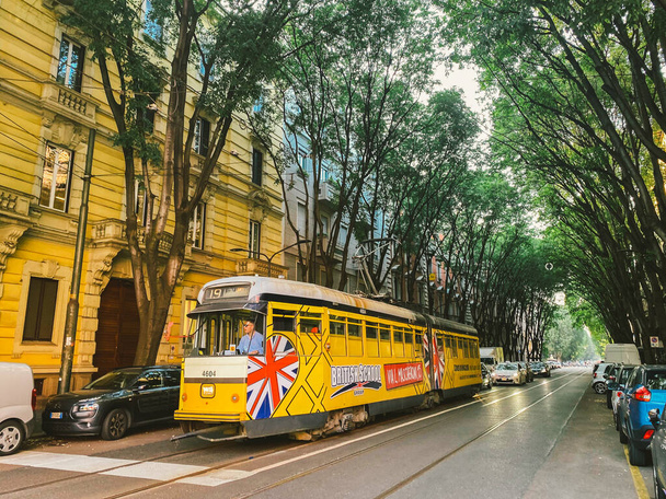 25 сентября 2019 года Италия. Милан. Желтый ретро старый трамвай Милана в мятном состоянии до сих пор работает. Известный винтажный трамвай в центре Старого города Милана
 - Фото, изображение
