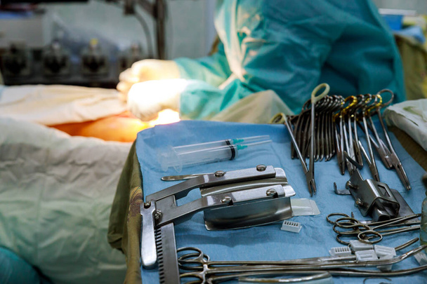 Хирургические инструменты для операции на открытом сердце в операционной
 - Фото, изображение