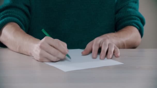 Egy férfi kopogtat az asztalon egy tollal. - Felvétel, videó