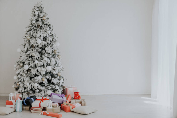 o interior da sala branca com uma árvore de Natal e presentes de Natal 0
 - Foto, Imagem