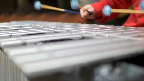 Zenész kéz játszik a vibrafon piros ruhában - Felvétel, videó