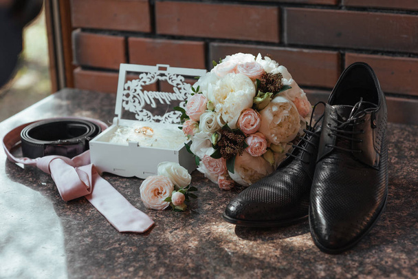 Διακόσμηση γάμου. Μπουκέτο. Γαμήλια ανθοδέσμη. Γαμήλια Μαρσάλα. Διακόσμηση γάμου. Μπουκέτο με κόκκινα λουλούδια στο ξύλινο πάτωμα. Μπουκέτο για νύφη και γαμπρό. Διακόσμηση γάμου. Λεπτομέρειες για την ημέρα του γάμου - μπουκέτο - Φωτογραφία, εικόνα