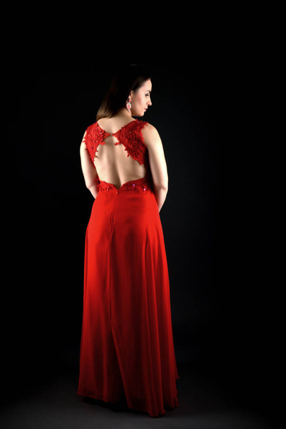 mooie mode vrouw in rode jurk. - Foto, afbeelding