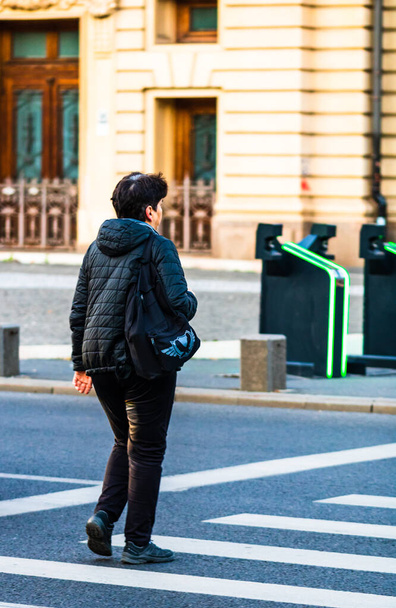 Gente, turista cruzando la calle en el centro de Bucarest, Roman
 - Foto, Imagen