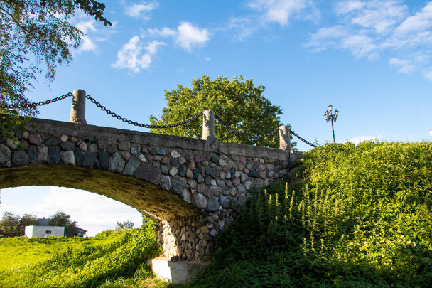 Ponte in pietra vintage nel parco
 - Foto, immagini
