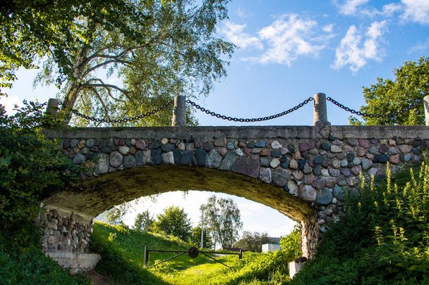 Puente de piedra vintage en el parque
 - Foto, Imagen