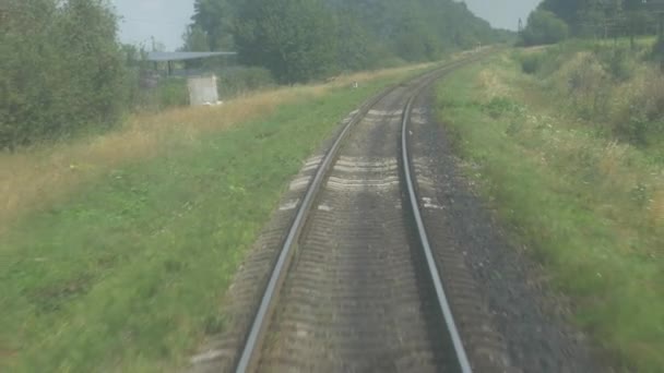 Mozgásban lévő nagysebességű vonat a vasúton - Felvétel, videó