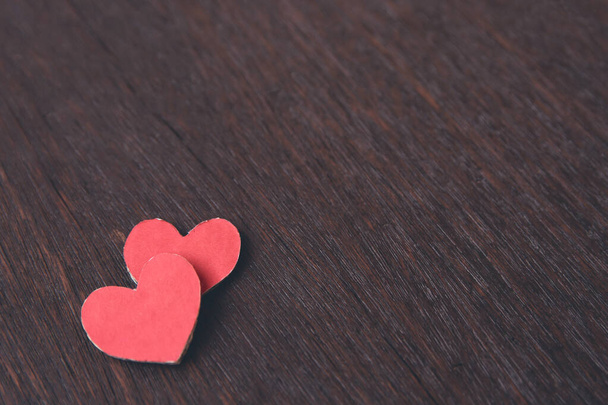 Dia dos Namorados fundo com forma de coração vermelho em madeira escura ba
 - Foto, Imagem
