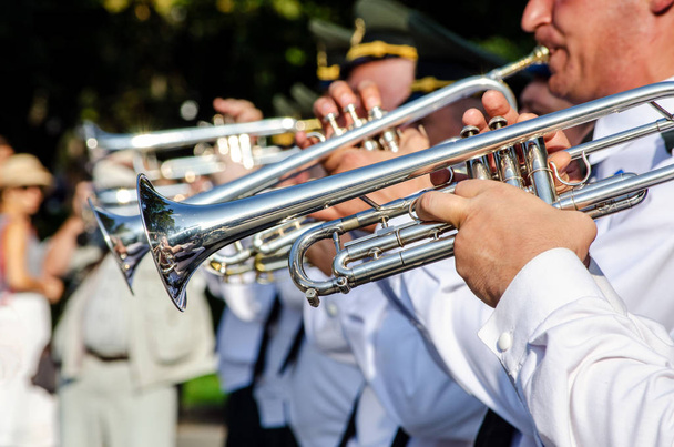 instrumento de sopro musical trompete close-up, mãos masculinas segurar o tr
 - Foto, Imagem