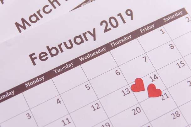 Открытки на день Святого Валентина. Бумага из красных сердец на странице Календарь
  - Фото, изображение