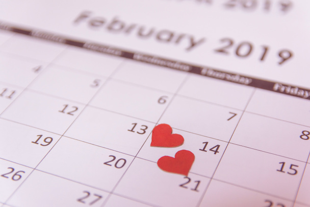 Biglietto di auguri per San Valentino. Carta cuori rossi sulla pagina del calendario
  - Foto, immagini
