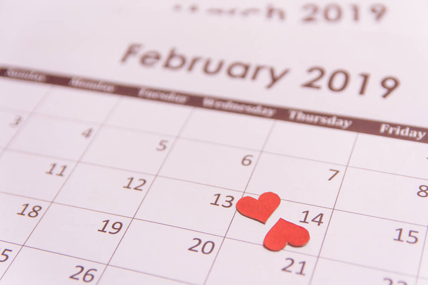 Biglietto di auguri per San Valentino. Carta cuori rossi sulla pagina del calendario
  - Foto, immagini