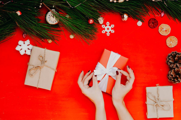 Kış tatil Noel yılbaşı ağacı süsleme dekor hediyeleri arka plan - Fotoğraf, Görsel