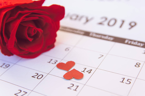 День Святого Валентина. Красная роза и красные сердца на странице календаря Февраль
 - Фото, изображение